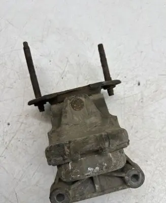 Chrysler 300 - 300C Engine mount bracket