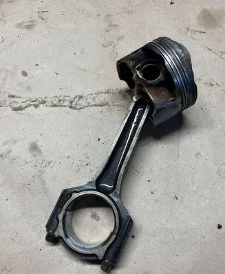 Ford Focus Piston with connecting rod 2801a1730v