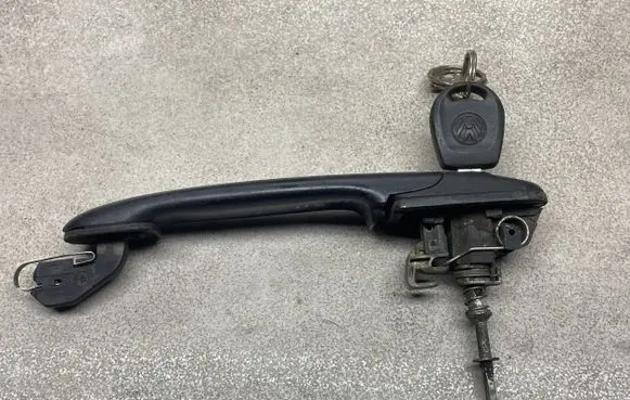 Volkswagen Golf III Front door lock (next to the handle) 