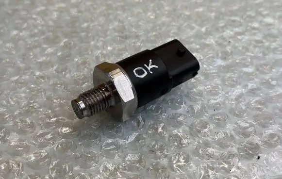 BMW 5 E39 Fuel pressure sensor 0281002527