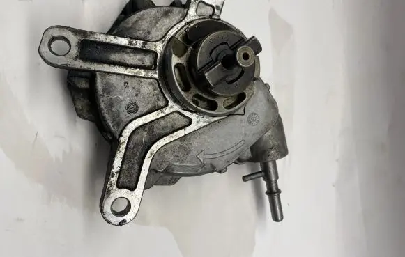 Toyota Avensis T250 Vacuum pump 22090528