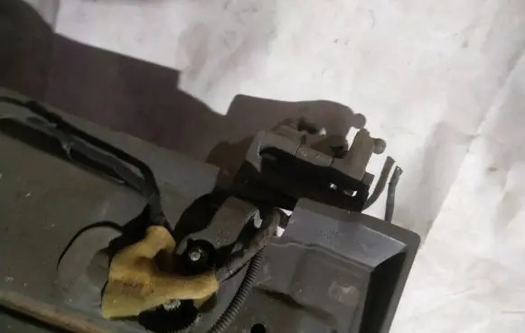 Volkswagen Touareg I Tailgate/trunk/boot hinge