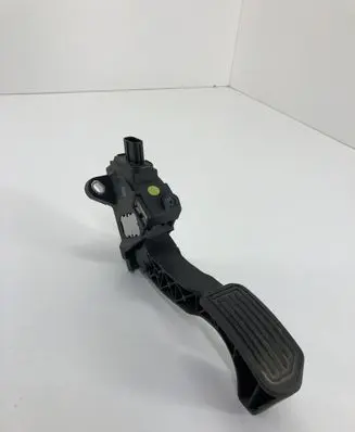 Accelerator throttle pedal