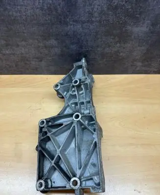 Volkswagen Touran I Engine mounting bracket 03G903143A