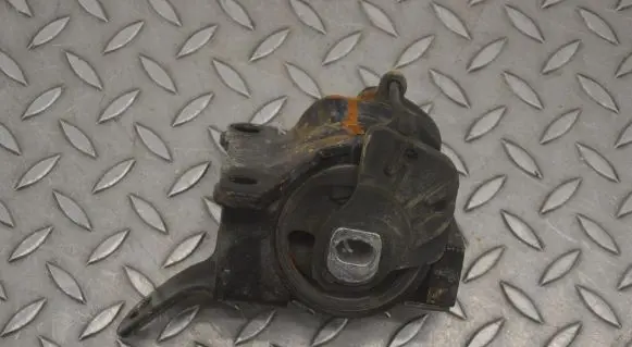 Mazda 6 Engine mount bracket