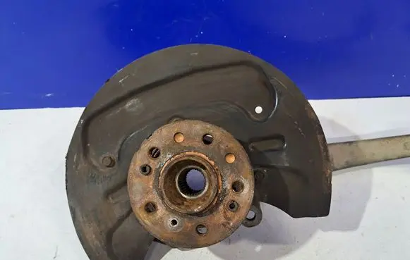 Mercedes-Benz CLS C219 Front wheel hub 18008019
