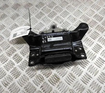 Volkswagen PASSAT B8 Engine mount bracket 5Q0199555BJ