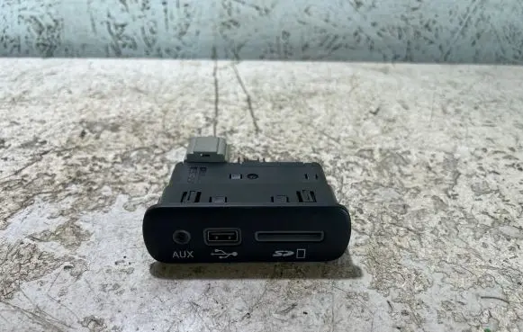 Dodge Challenger USB socket connector 68206384AC 0924154380 33169193