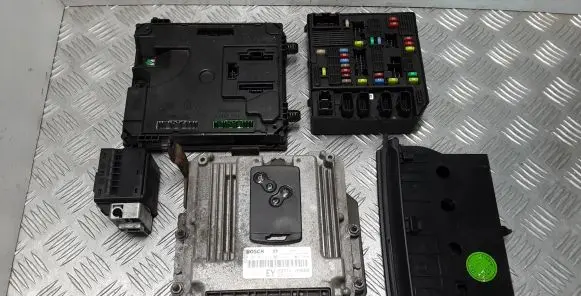 Renault Latitude (L70) Engine ECU kit and lock set 0281017614 237100966R 284B12127R