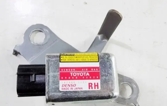 Toyota RAV 4 (XA20) Airbag deployment crash/impact sensor