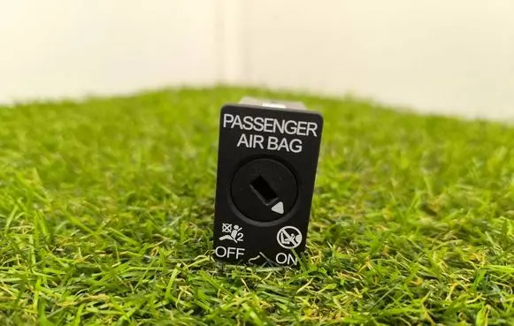 Passenger airbag on/off switch
