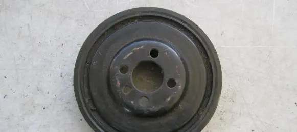 Volkswagen Golf V Crankshaft pulley 03G105243
