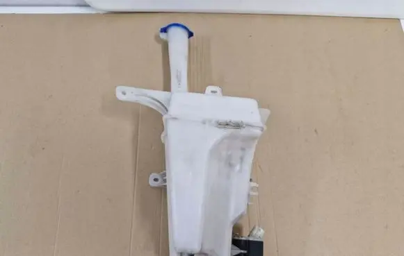 KIA Carens III Windshield washer fluid reservoir/tank