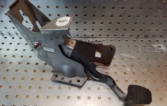 Opel Antara Brake pedal