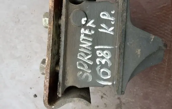 Mercedes-Benz Sprinter W901 W902 W903 W904 Engine mount bracket