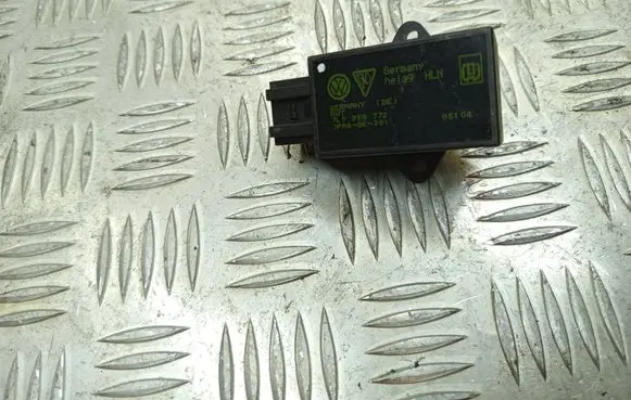 Volkswagen Golf V Seat heating relay 7L0959772 05104
