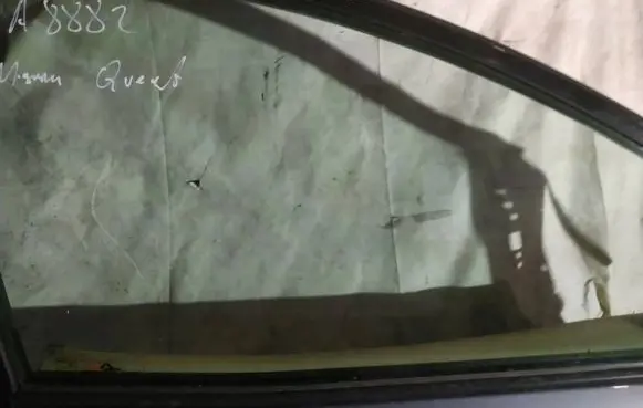 Nissan Quest Front door window glass four-door