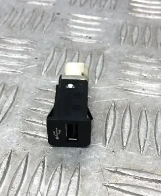 BMW 5 GT F07 USB socket connector 9167196 6131