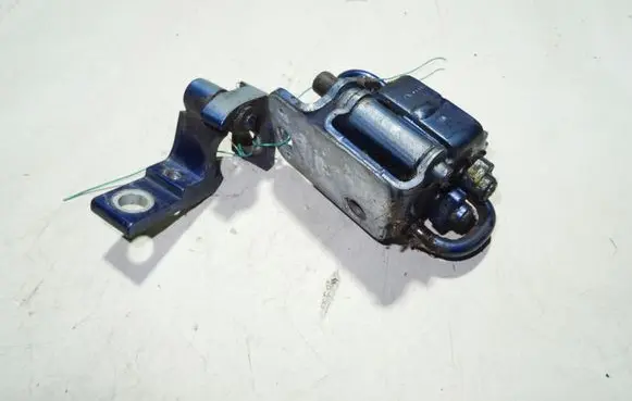 Audi A4 S4 B7 8E 8H Rear door lower hinge 8E0833412