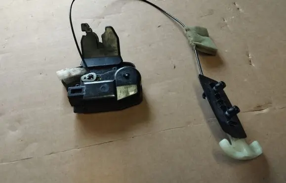 Infiniti G37 Tailgate/trunk/boot lock/catch/latch