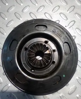 Volkswagen Jetta VI Crankshaft pulley 06H105243K