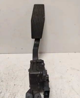 Accelerator throttle pedal