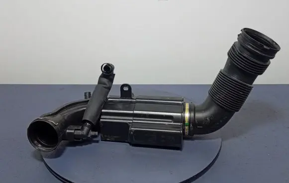 BMW 1 F40 Intake resonator 8675263