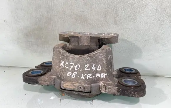 Volvo XC70 Engine mount bracket