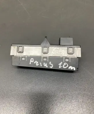 Toyota Prius (XW30) Passenger airbag on/off switch 8315047030