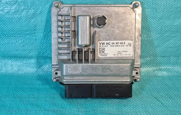 Volkswagen Golf VII Engine control unit/module 04L907445B 28445556
