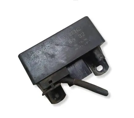 Mercedes-Benz E W210 Glow plug pre-heat relay 0195456932 899062000