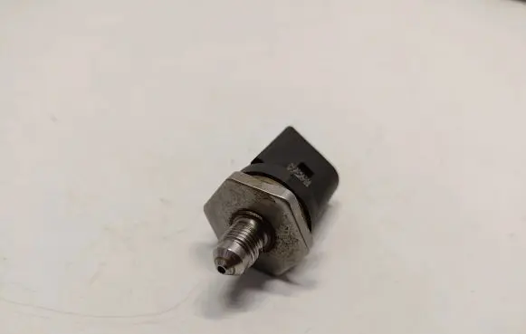 BMW 5 F10 F11 Fuel pressure sensor 0261545072 13537620946