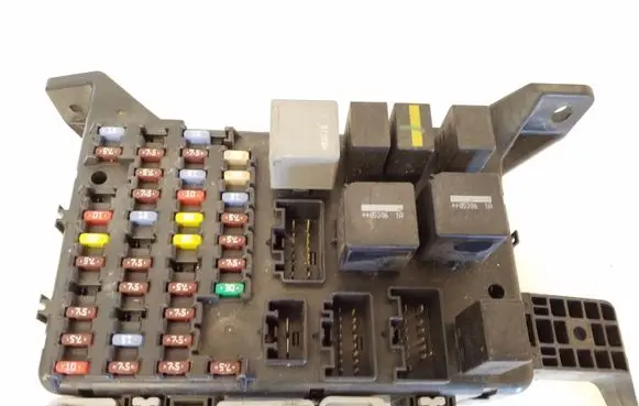 Ford Mondeo Mk III Fuse module 5G2120312 4S7T14A073AB