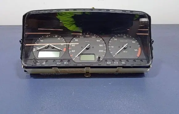 Volkswagen PASSAT B4 Speedometer (instrument cluster) 3A0919033R