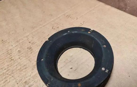 Jeep Grand Cherokee (WJ) Front coil spring rubber mount 