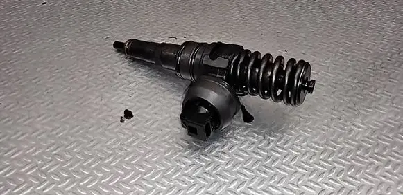 Volkswagen PASSAT B6 Fuel injector 038130073BN