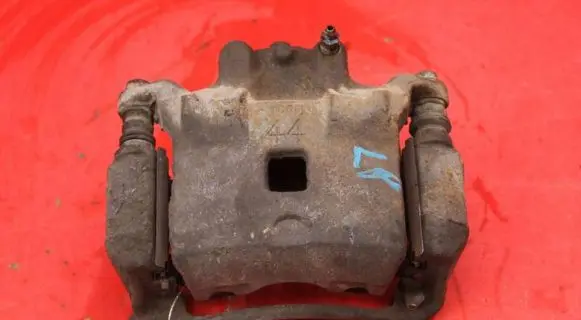 Nissan Juke I F15 Front brake caliper