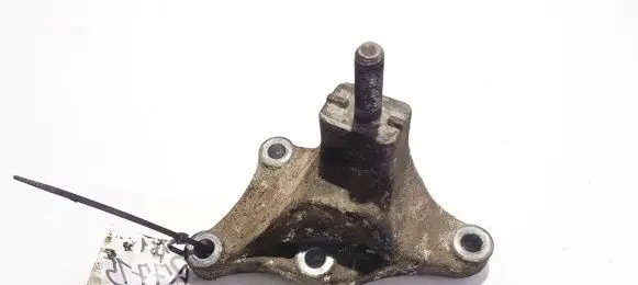 Engine mounting bracket