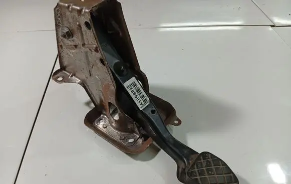 Volkswagen PASSAT B6 Clutch pedal 061109