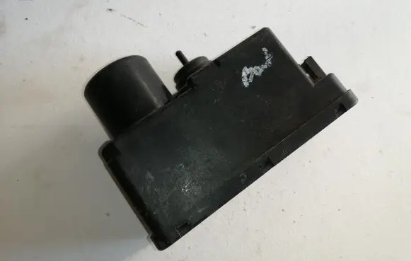Volkswagen PASSAT B3 Central locking vacuum pump 357862257