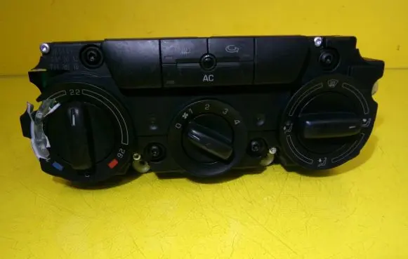 Skoda Octavia Mk2 (1Z) Climate control unit 74358110