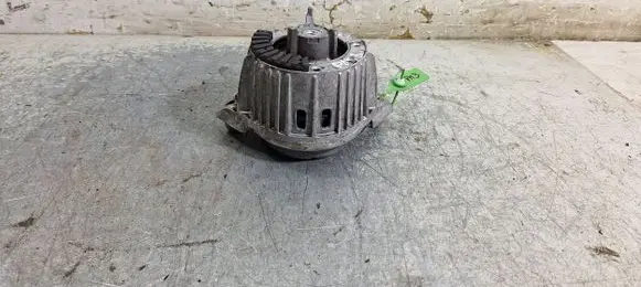 Engine mount vacuum valve