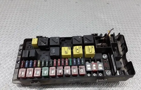 Land Rover Discovery Fuse module YQE103750