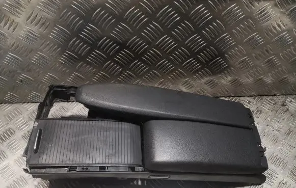 Mercedes-Benz C W204 Armrest 2046801339 A2046801339