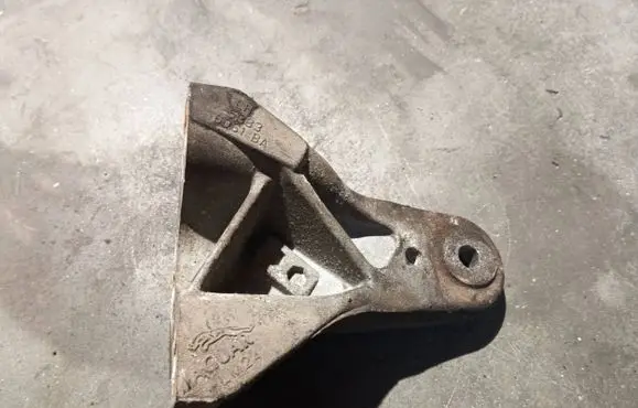 Jaguar XF X250 Engine mounting bracket 5R836061BA