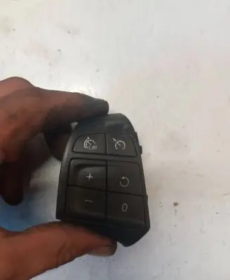 Steering wheel buttons/switches