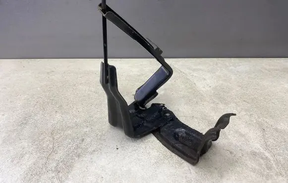 Toyota Prius (XW20) Battery bracket 