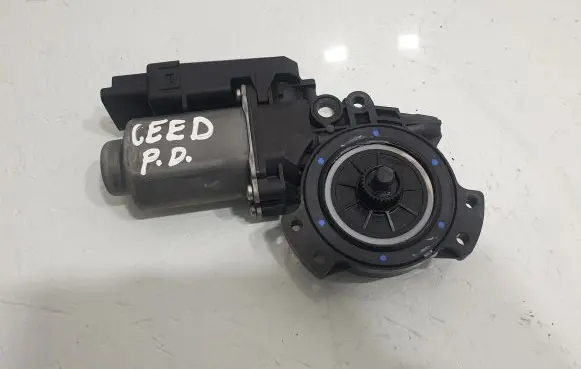 KIA Ceed Front door window regulator motor 402054D