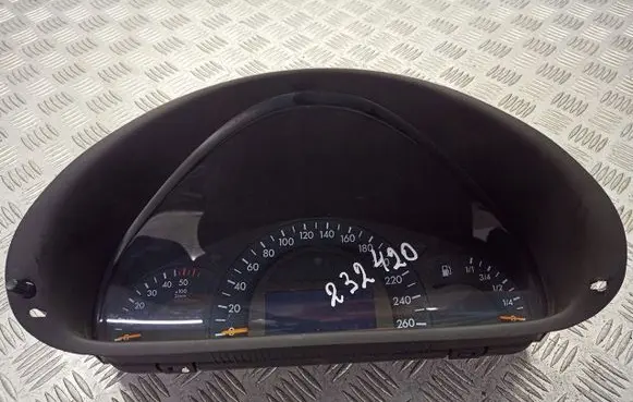 Mercedes-Benz 200 300 W123 Tachometer A2035403911