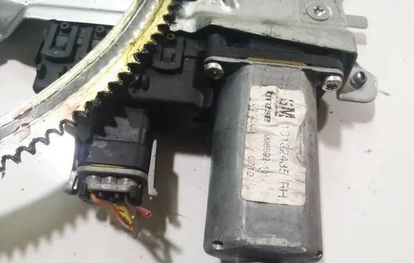 Opel Zafira B Front door window regulator motor 